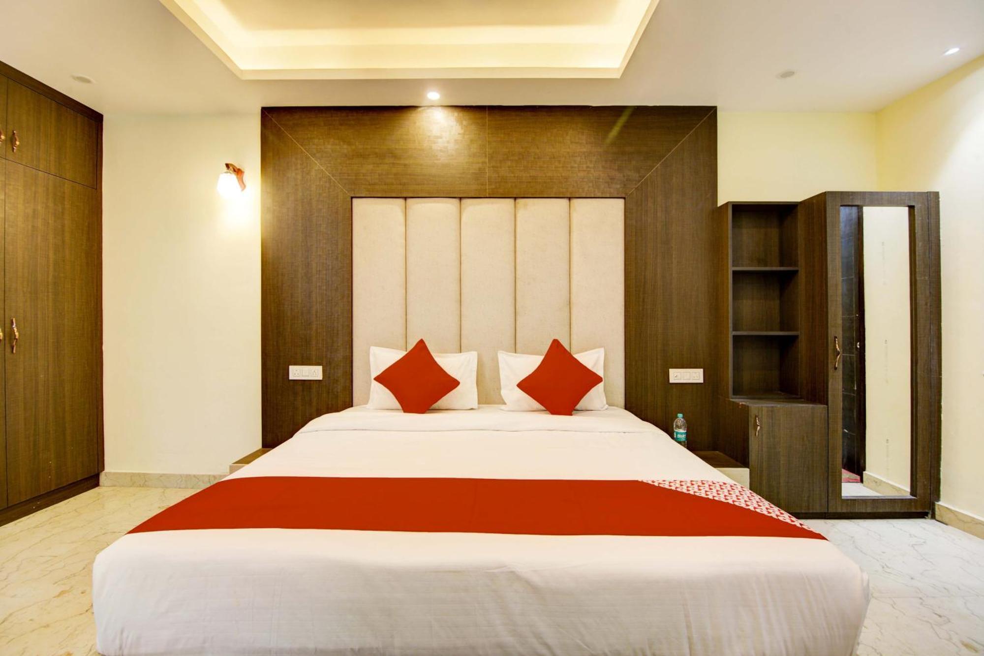Hotel Oyo White House Noida Exterior foto